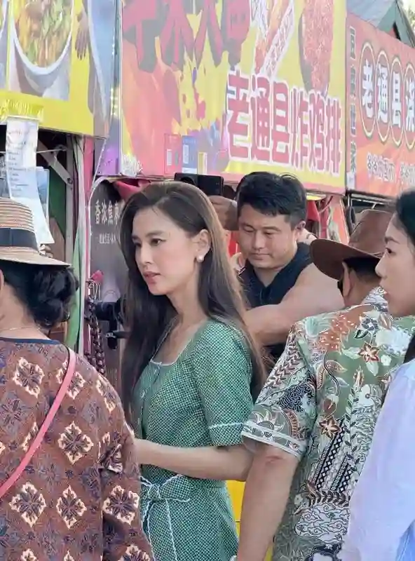 黄圣依近况曝光，打扮一言难尽，裙摆全是褶，网友：像穿了个麻袋