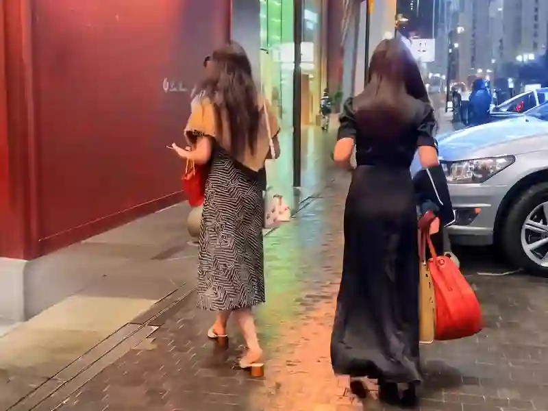 刘亦菲逛街被偶遇，37岁的状态<em>依旧</em>超绝，和朱珠同框好养眼！