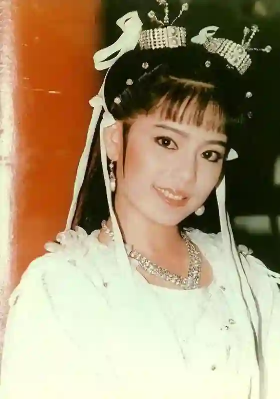 曾脚踢蓝洁瑛，暴打王耀庆，称打谁谁红，某“天后”的狗血人生