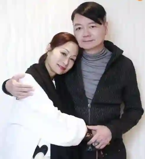 港星艾威妻子病逝，他为救妻花光全部积蓄，放弃生育助养28名儿童