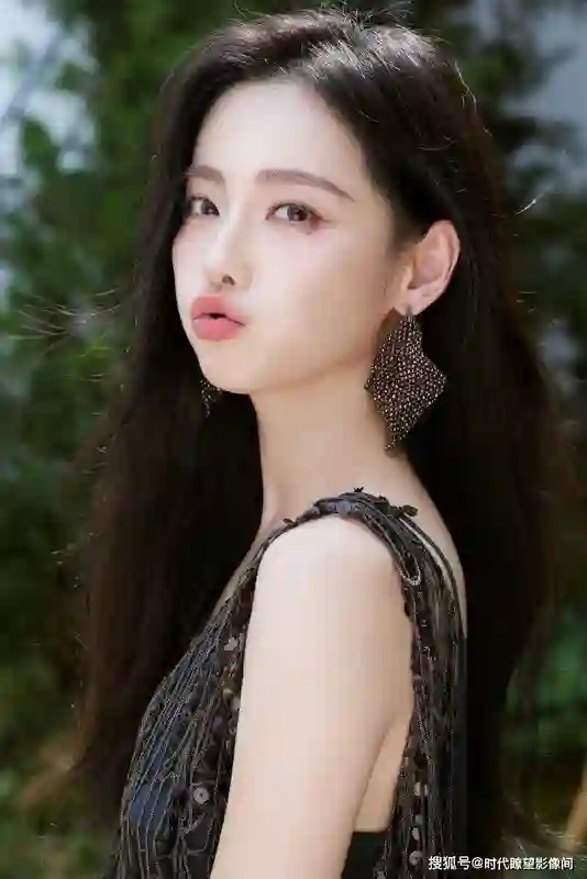张嘉倪晒活动照宣告强势复出，绝美妆造惊艳众人，嘟嘴卖萌少女感爆棚