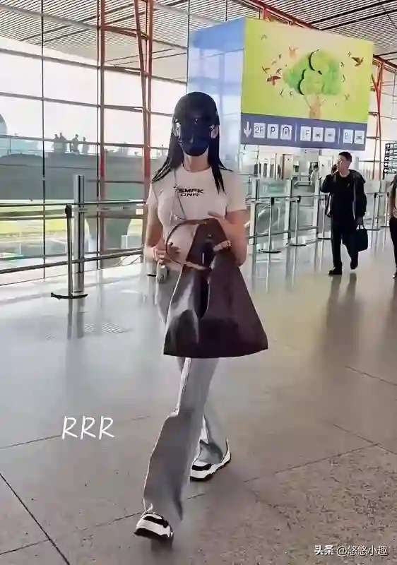 34岁张天爱现身沈阳机场，紧身衣勾勒完美身形，前凸后翘引热议