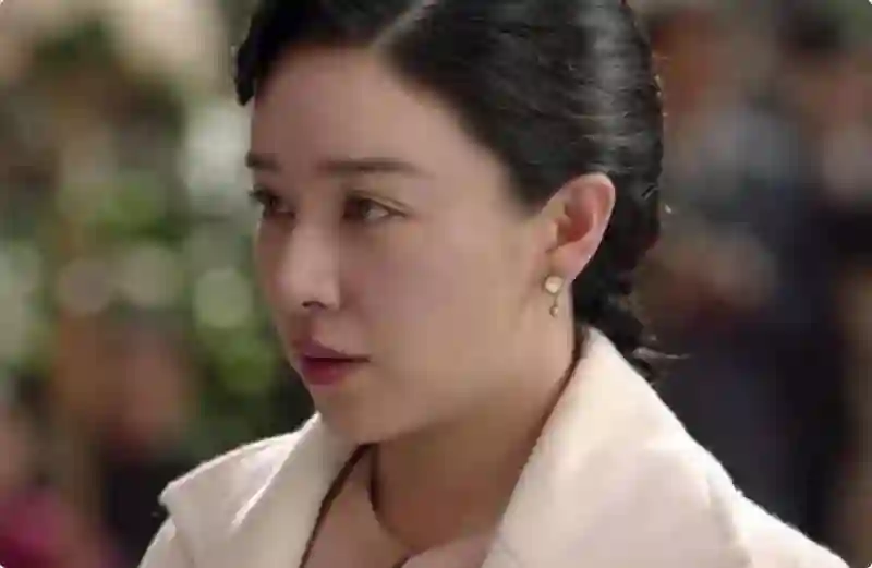 “颜值高是美女，脖子一露全毁形象，5位女星短脖尴尬曝光！”