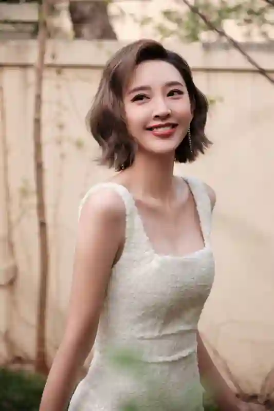 唐艺昕35岁颜值身材双在线，白包臀短裙秀美腿状态超好