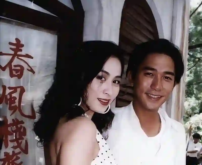 梁朝伟刘嘉玲泰国度假，两人结婚多年恩爱如初，刘嘉玲美腿抢镜