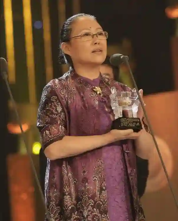 斯琴高娃，瑞士丈夫去世后，她被永久取消“国家一级演员”头衔
