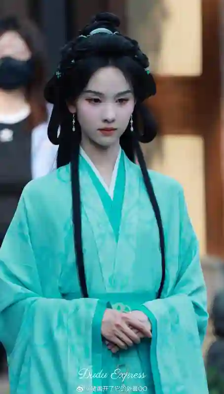 陈都灵蓝绿色古装造型美出圈！两缕秀发衬得温婉似画中人