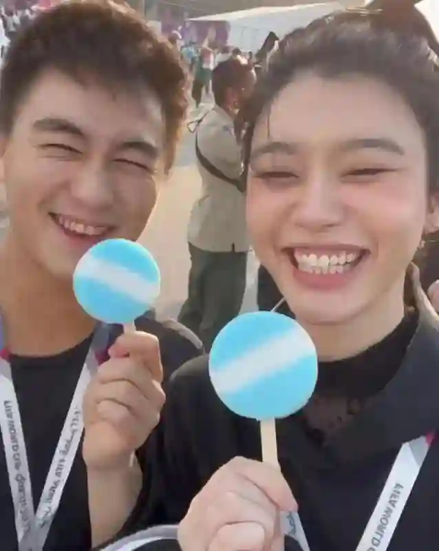 奚梦瑶和老公过二人世界！五一假期巴黎旅游，何猷君搂着高大的她