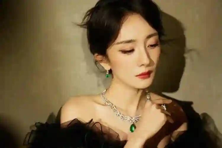 <em>芭莎</em>怼脸拍堪比照妖镜，孙俪林志玲全翻车，杨幂机灵躲镜头