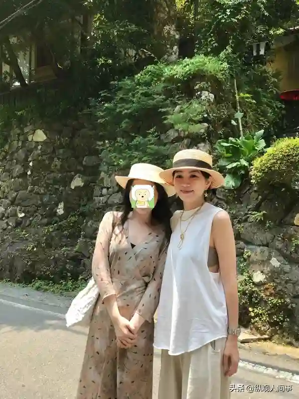 陈嘉桦日本被偶遇，双腿跪着喂儿子吃面，穿着清凉露内衣毫不在意