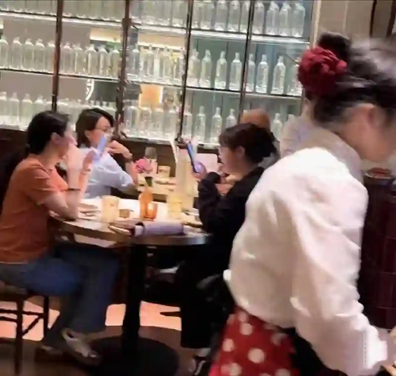 51岁董卿聚餐现身，环境高档、菜品简约