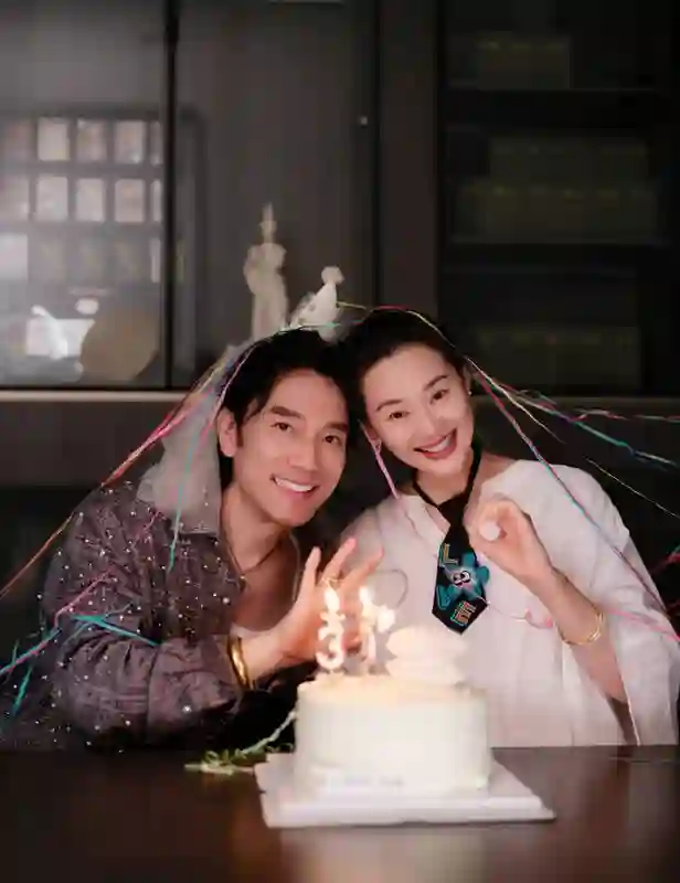 林依轮分享与妻子西华30周年合影！同框笑容温馨治愈，岁月不败恩爱真情