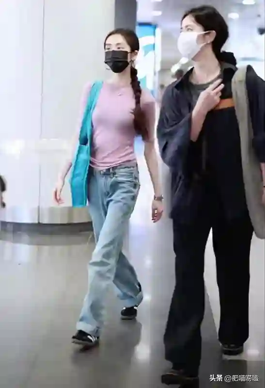 孙莉大女儿现身机场，19岁黄多多马尾辫，气质提升更显明星范