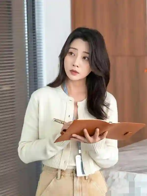 殷桃增肥后变化惊人，短款外套搭半身裙，墨镜时髦减龄，状态超绝