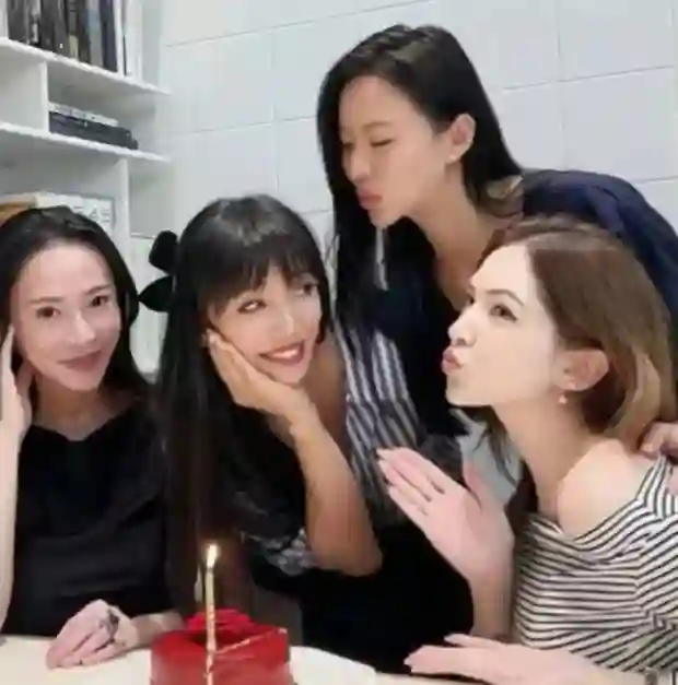 许玮甯晒照为李靓蕾庆生，隔空亲亲画面超有爱