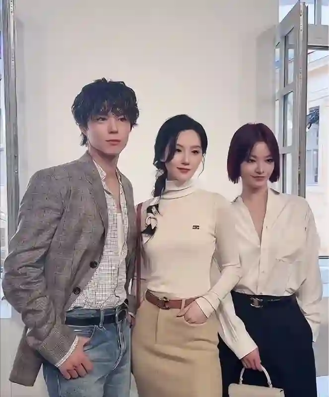 巴黎时装周：刘诗诗美貌满分，秀智甜如初恋，金泰亨朴宝剑互动有爱
