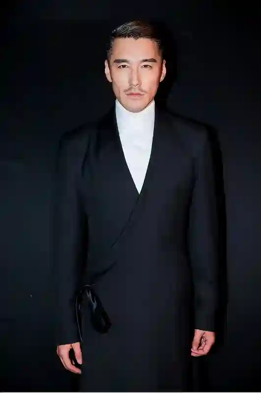 演员亲兄弟，境遇大不相同！弟弟住豪宅，哥哥却在成名后锒铛入狱