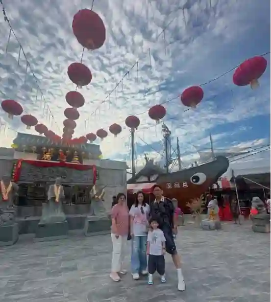 TVB视帝晒全家福，力破婚变传闻，曾不戴婚戒夜蒲被猜测夫妻离婚
