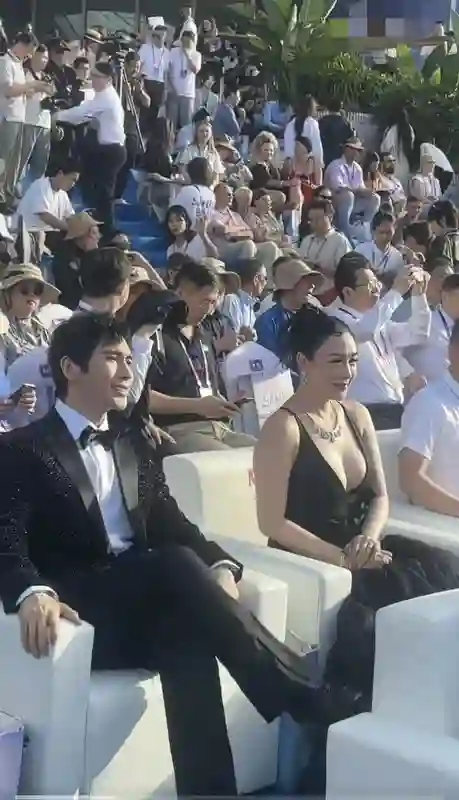 张伦硕有分寸，大女儿张敏钧在他面前穿抹胸，他只和钟丽缇对视