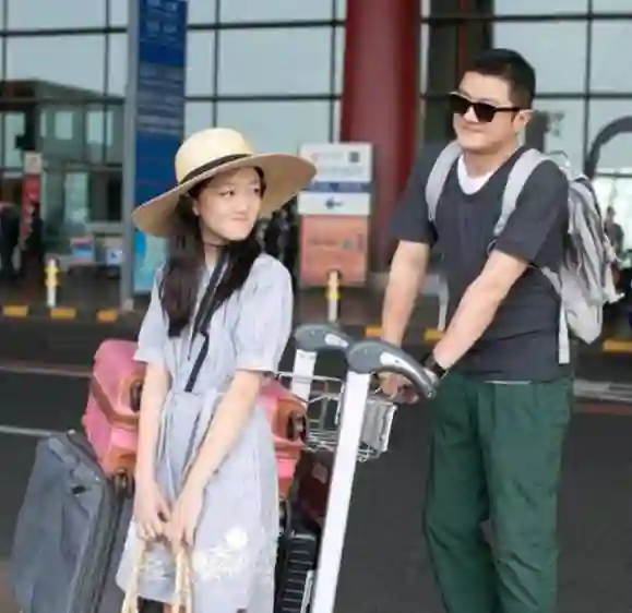 19岁李嫣逛奢店疯狂购物，妹妹搬家泪洒现场，两个孩子差异显著