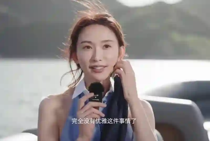 51岁林志玲新加坡带娃，双腿细长背影很少女，小12岁老公像流浪汉