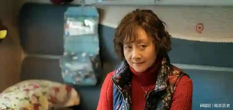 荧幕上的好母亲，现实却干涉儿子的一切，儿子宁愿睡桥洞也不回家
