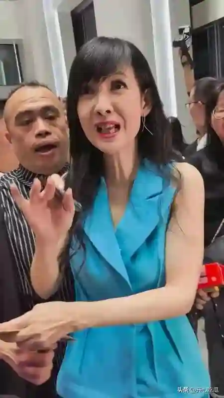 天呐这是周慧敏老到认不出来！罕见露面，牙齿凸嘴巴歪，面相变了