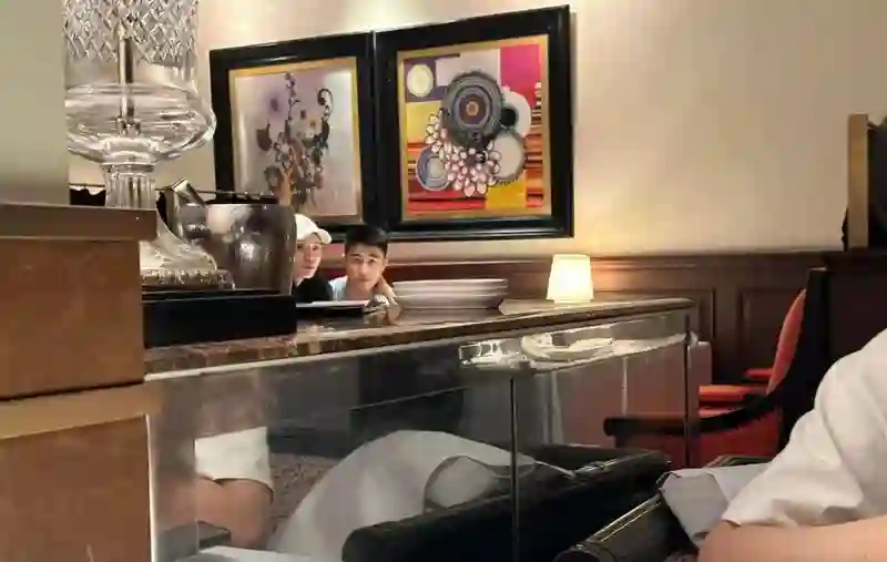 奚梦瑶夫妻餐厅约会，甜蜜互动被偶遇，发现偷拍大方打招呼