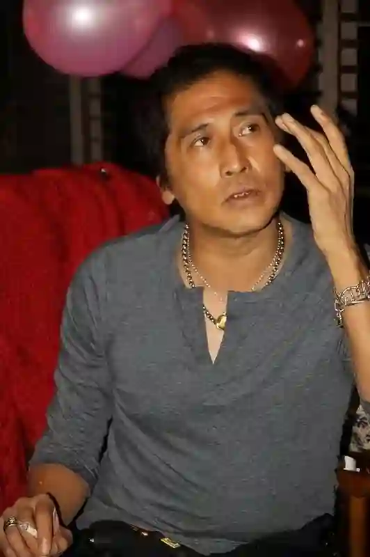 孙丽雅：嫁大24岁歌手齐秦，婚后连生两胎，一家四口其乐融融