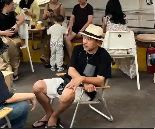 汪涵约周笔畅咖啡店叙旧，眼袋好大长了老年斑，两人坐街边像父女