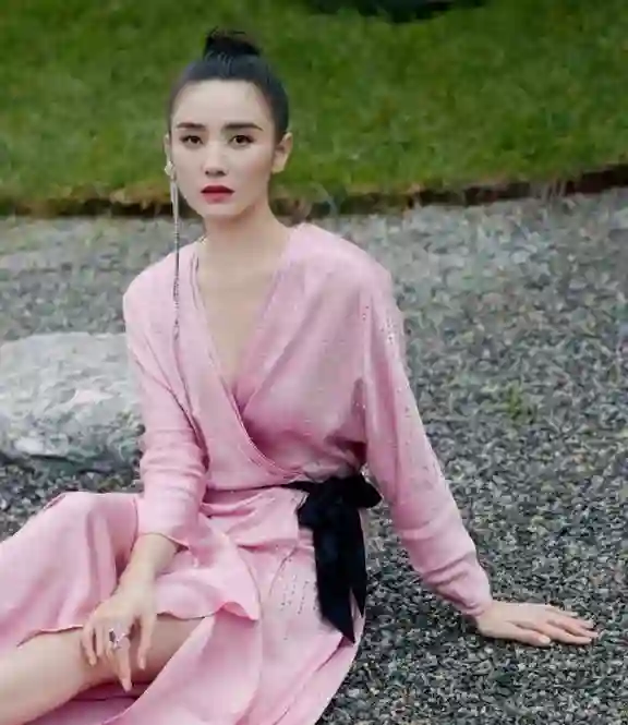 被曝隐婚两次仍“默不作声”！这一次，宋佳彻底不顾及所谓体面了