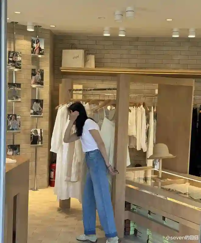45岁董洁近照曝光，改行开服装店当老板，生图看起来又漂亮又年轻