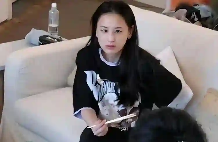 黄圣依近况曝光，打扮一言难尽，裙摆全是褶，网友：像穿了个麻袋