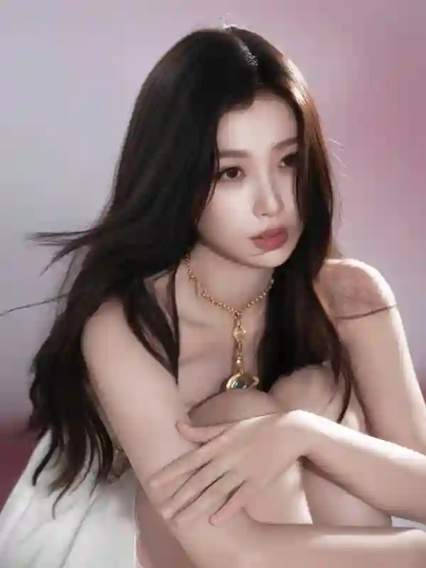 虞书欣抹胸白裙写真大方秀长腿，身姿曼妙甜度超标