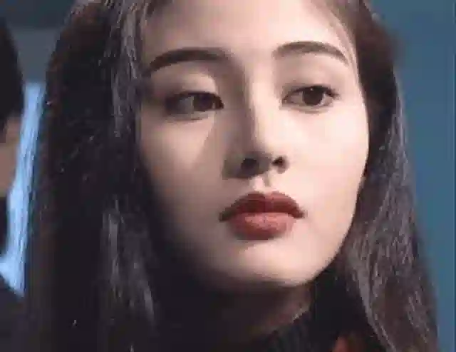 李嘉欣闪现新加坡！晒港风美照大秀魔鬼身材，20岁既视感绝了！