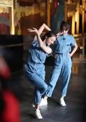 冯小刚直言：她太能装了，永远红不了，更别说拿奖了