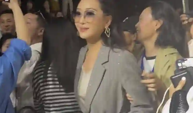 严屹宽老婆遭网友吐槽：又老又僵又作，根本配不上男神严屹宽！