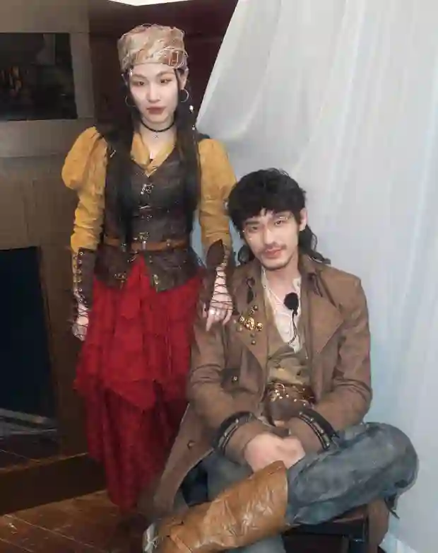 金靖晒与迪丽热巴海盗服造型合照，网友：“塑料姐妹花”又营业！