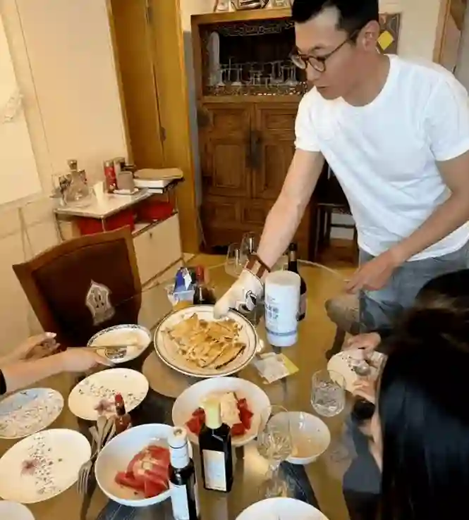 40岁朱珠北京家中宴客，老公掌厨堪比五星级大餐，3岁女儿正脸罕见曝光