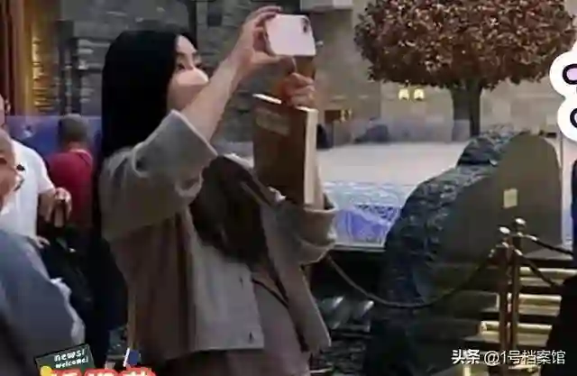 口罩眼镜齐上阵，不露真面目的王祖贤，遮掩的答案早已不言而喻