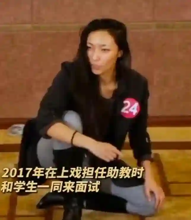 那尔那茜的瓜越来越大！母女俩玩私人订制，亲爹疑利用权力为她铺路
