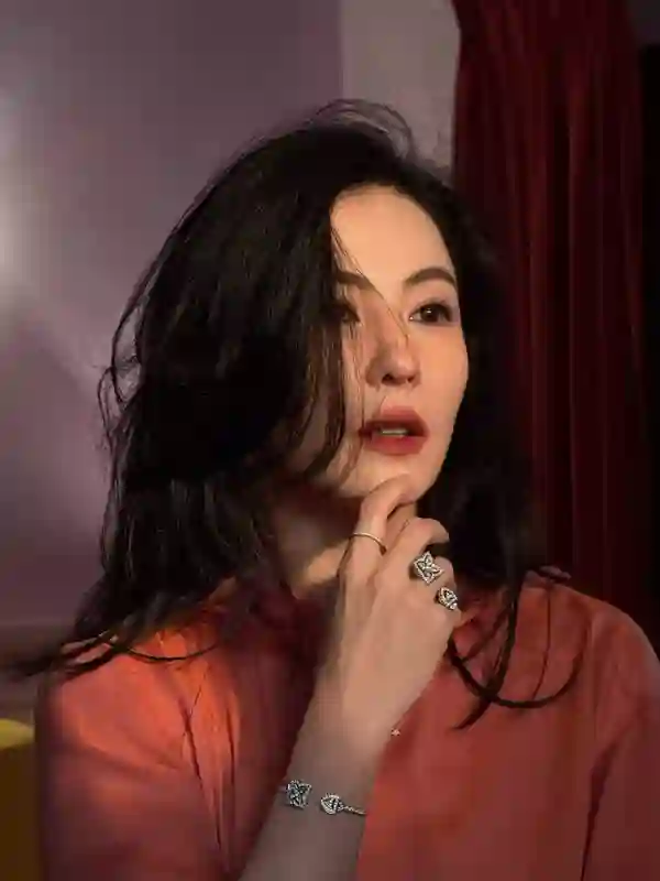 张柏芝烈焰红唇配复古电话，优雅气质拉满
