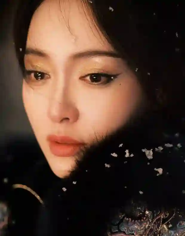 唐嫣身着修身黑裙勾勒曼妙曲线，鎏金眼妆解锁酷飒高级感