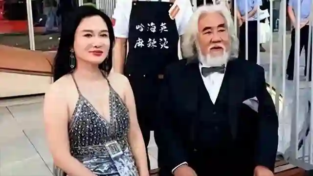 彻底不装了！张纪中夫妇人设崩塌，原来好恩爱都是“装”出来的
