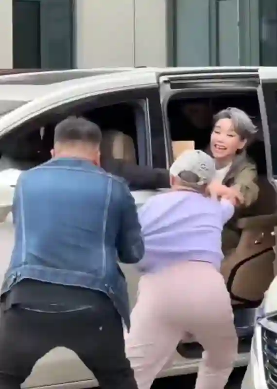 62岁叶童被老年粉丝拦车，下车拥抱尽显亲和