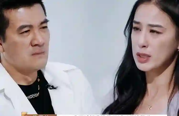 黄圣依近况曝光，打扮一言难尽，裙摆全是褶，网友：像穿了个麻袋