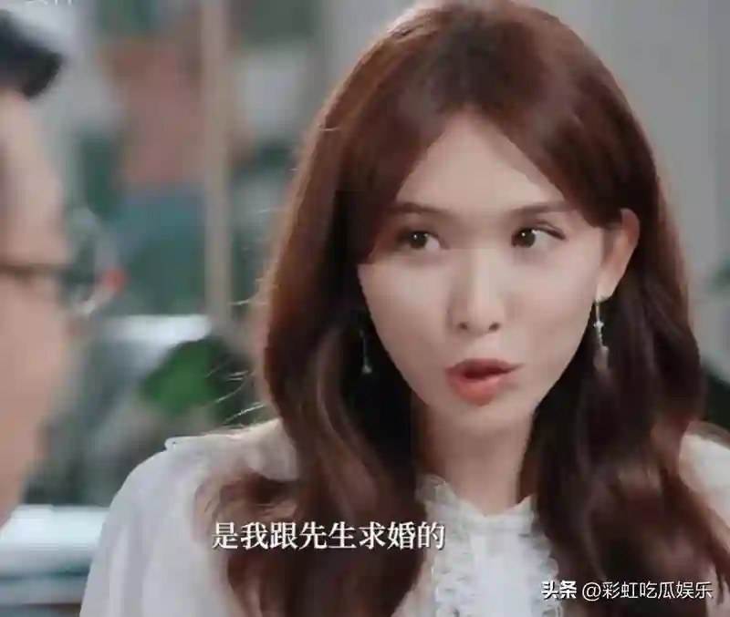 体态畏缩缩，林志玲下嫁6年被日化，网友调侃像被打怕了