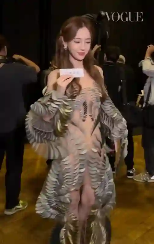 Angelababy亮相巴黎时装周，接受全程粤语应答，状态轻松自信