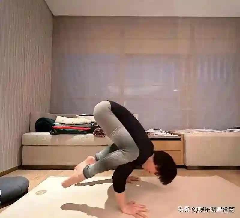 看了不合群的孙俪，再看不合群的赵丽颖，才知她们到底聪明在哪里