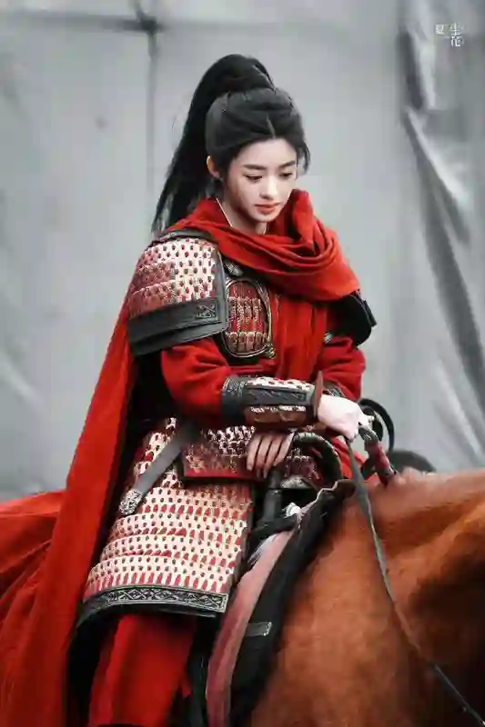 张萌无视黄杨钿甜耳环事件，直言黄杨钿甜新剧能播，她就是制作人